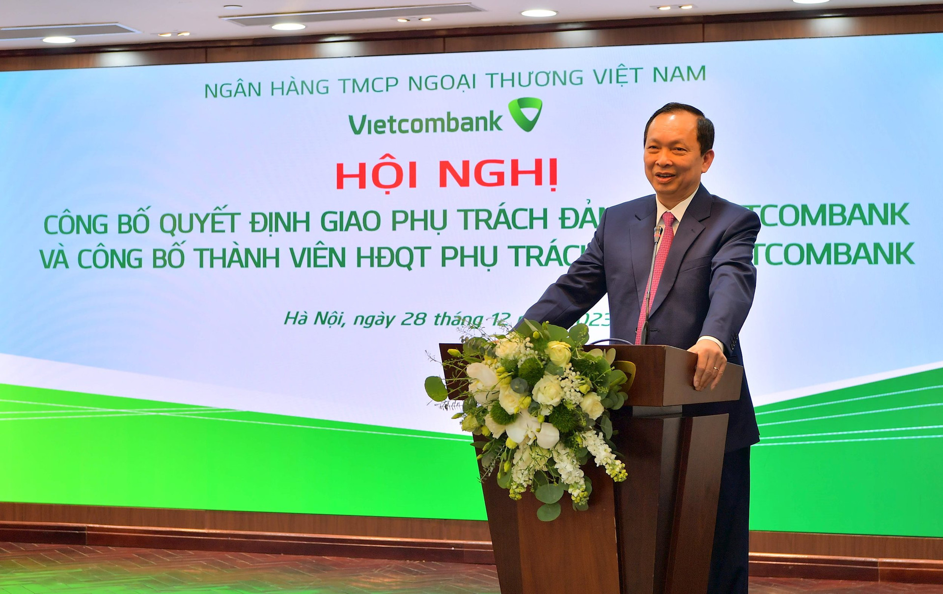 Vietcombank trao quyết định giao phụ trách Đảng bộ  - Ảnh 2.