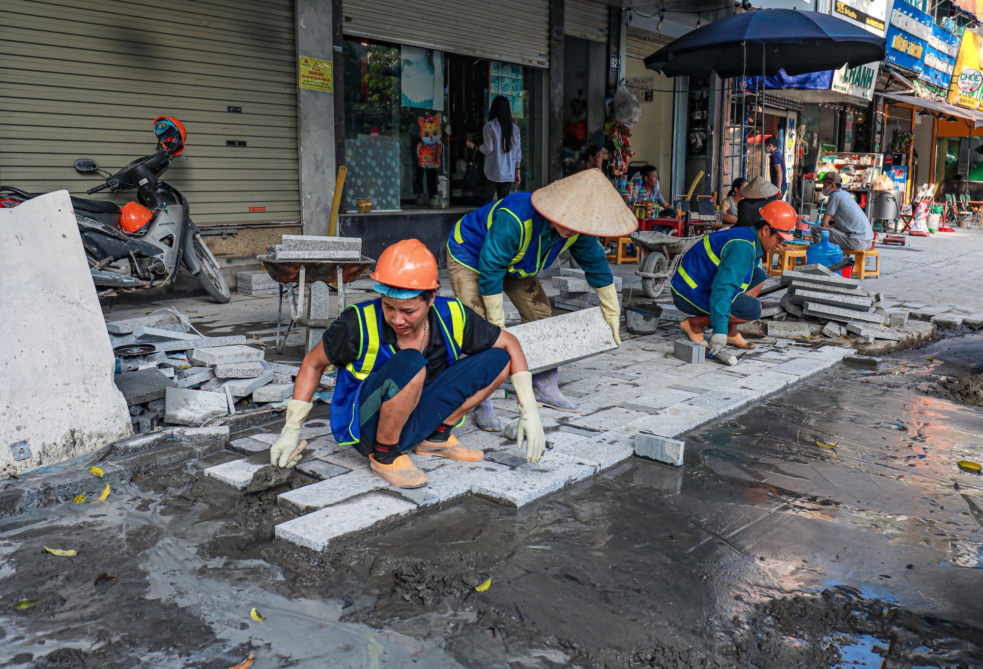 Hà Nội tạm dừng thi công vỉa hè, đào đường - Ảnh 1.