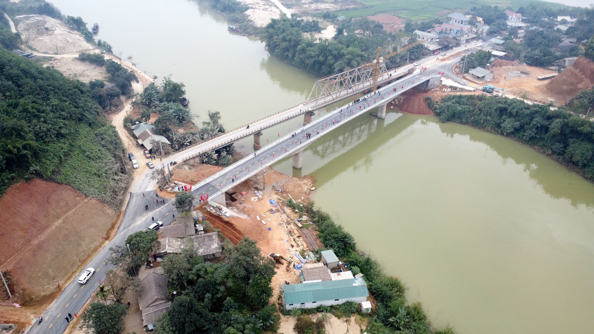 Yên Bái: Thông xe kỹ thuật cây cầu hơn trăm tỷ bắc qua sông Chảy - Ảnh 2.