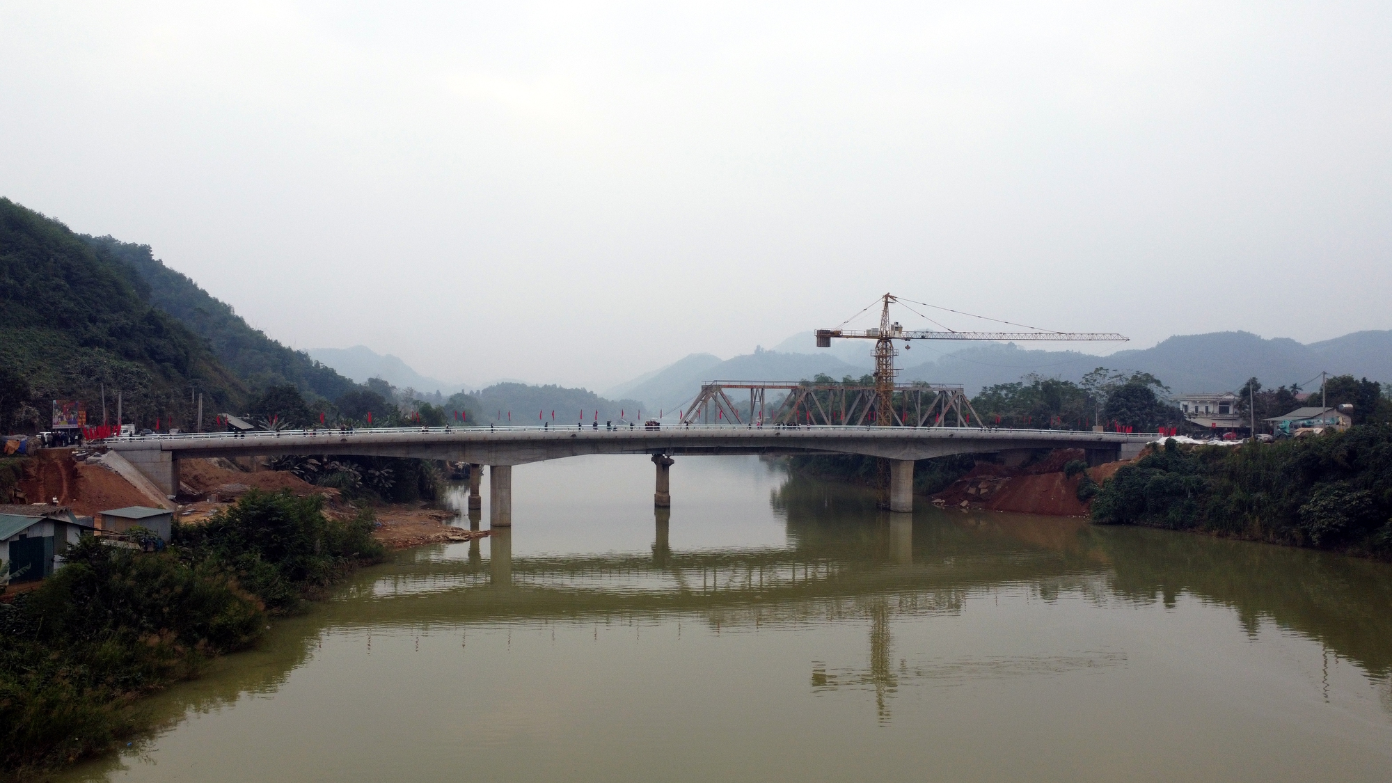 Yên Bái: Thông xe kỹ thuật cây cầu hơn trăm tỷ bắc qua sông Chảy - Ảnh 4.