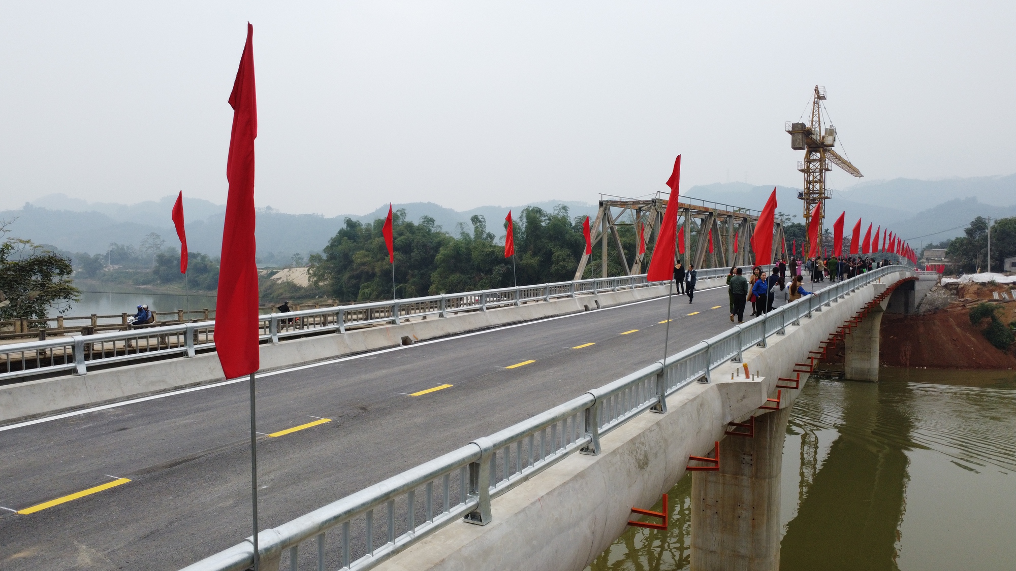 Yên Bái: Thông xe kỹ thuật cây cầu hơn trăm tỷ bắc qua sông Chảy - Ảnh 1.
