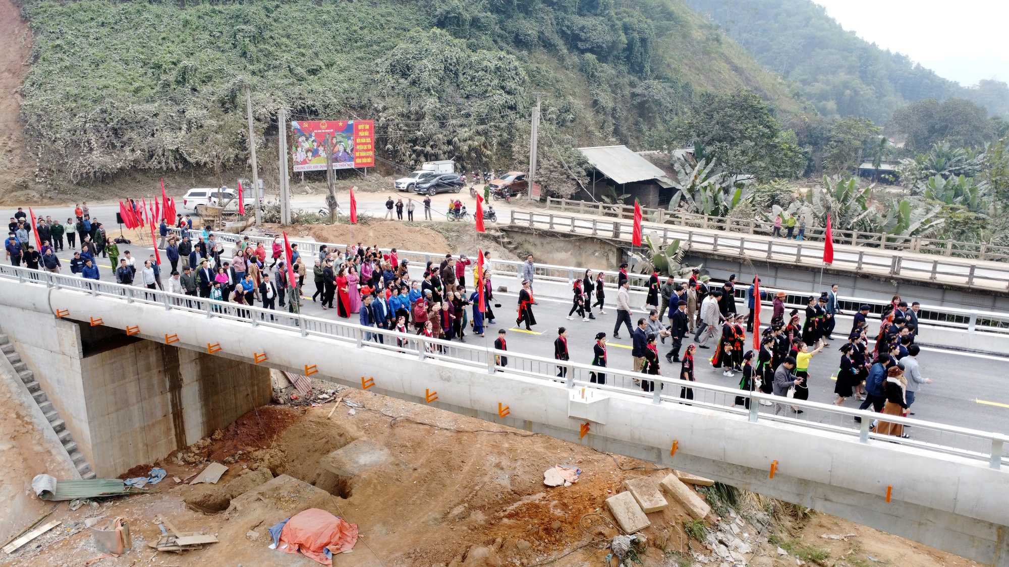 Yên Bái: Thông xe kỹ thuật cây cầu hơn trăm tỷ bắc qua sông Chảy - Ảnh 7.
