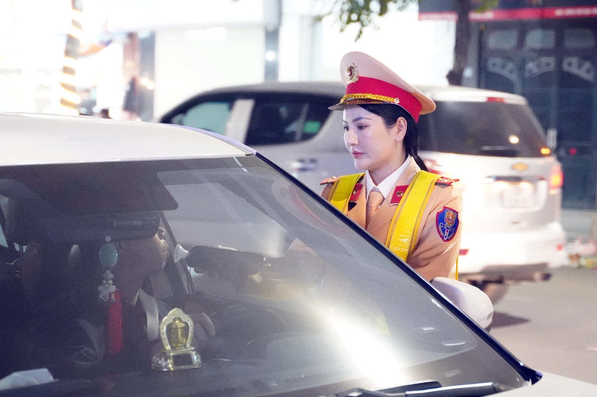 Nữ CSGT Hà Nội xuyên đêm kiểm tra, xử lý tài xế "ma men"- Ảnh 2.