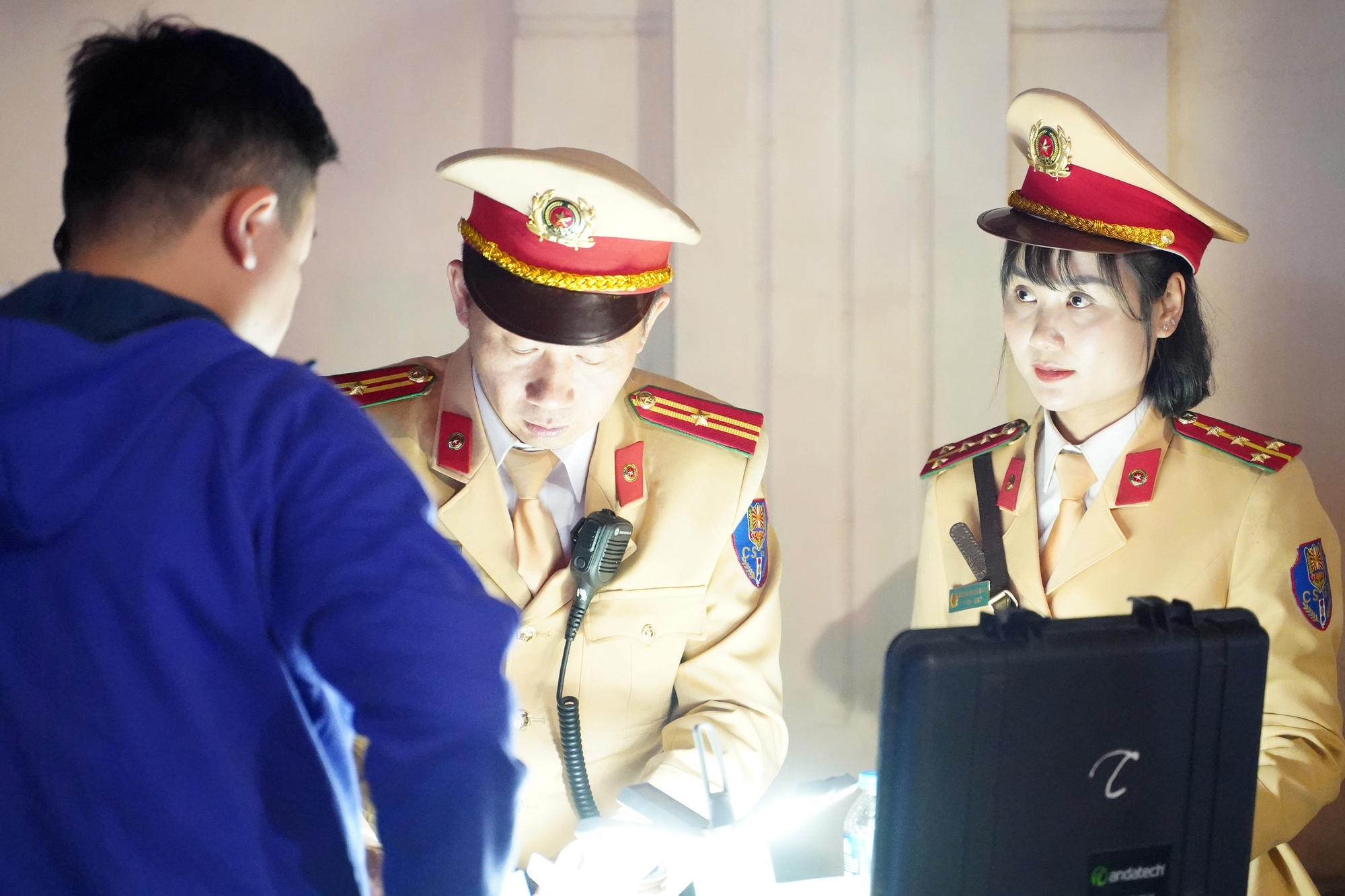 Nữ CSGT Hà Nội xuyên đêm kiểm tra, xử lý tài xế "ma men"- Ảnh 8.