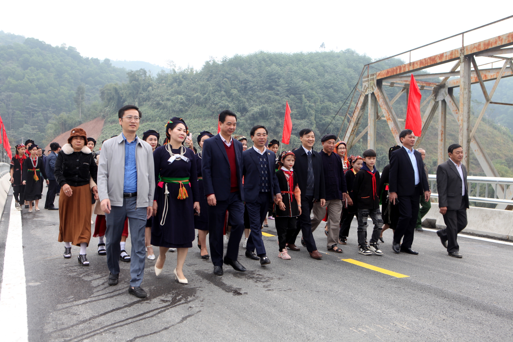 Yên Bái: Thông xe kỹ thuật cây cầu hơn trăm tỷ bắc qua sông Chảy - Ảnh 5.