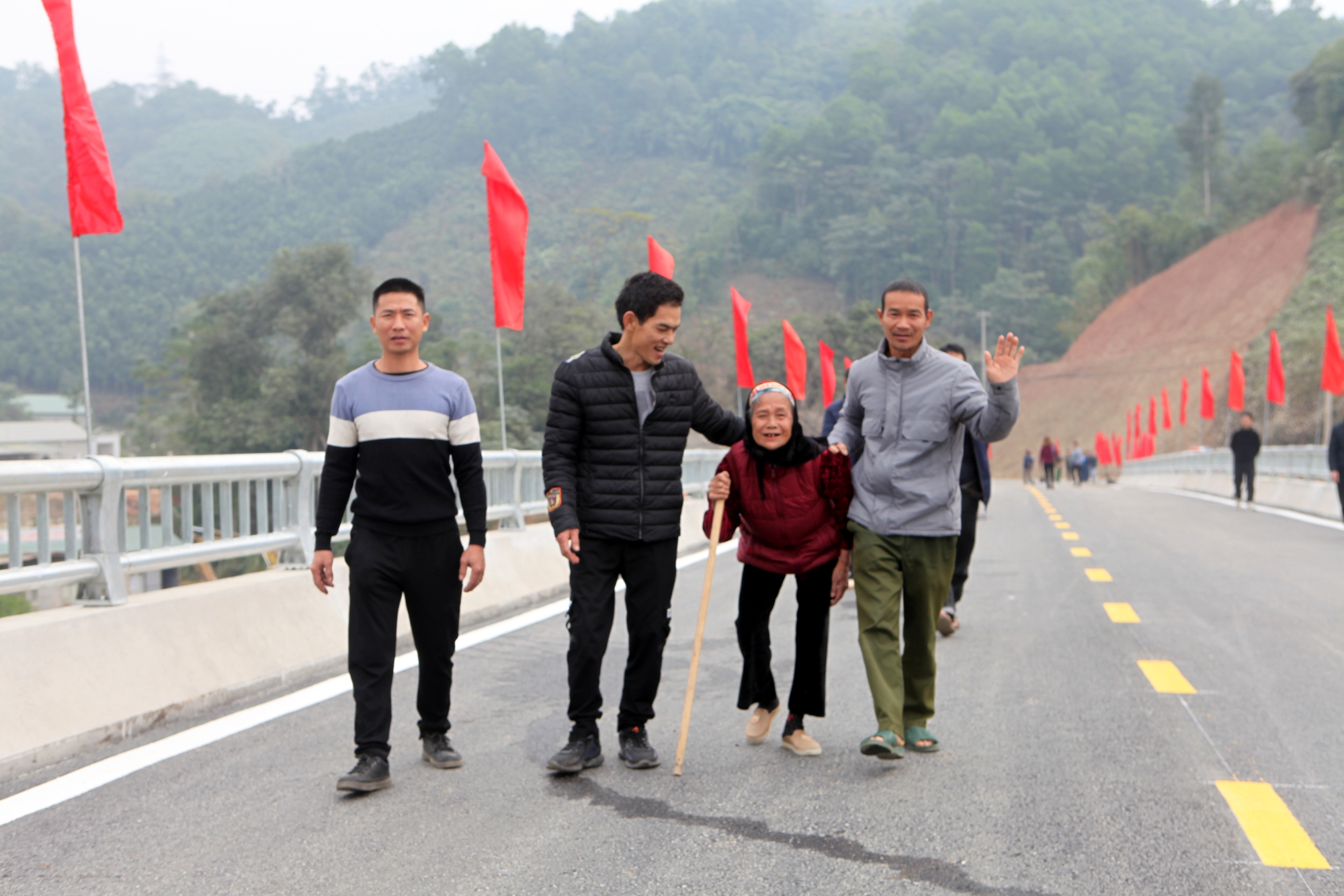 Yên Bái: Thông xe kỹ thuật cây cầu hơn trăm tỷ bắc qua sông Chảy - Ảnh 3.