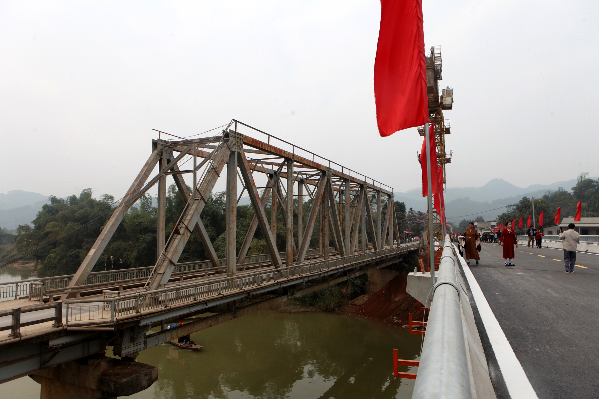Yên Bái: Thông xe kỹ thuật cây cầu hơn trăm tỷ bắc qua sông Chảy - Ảnh 6.