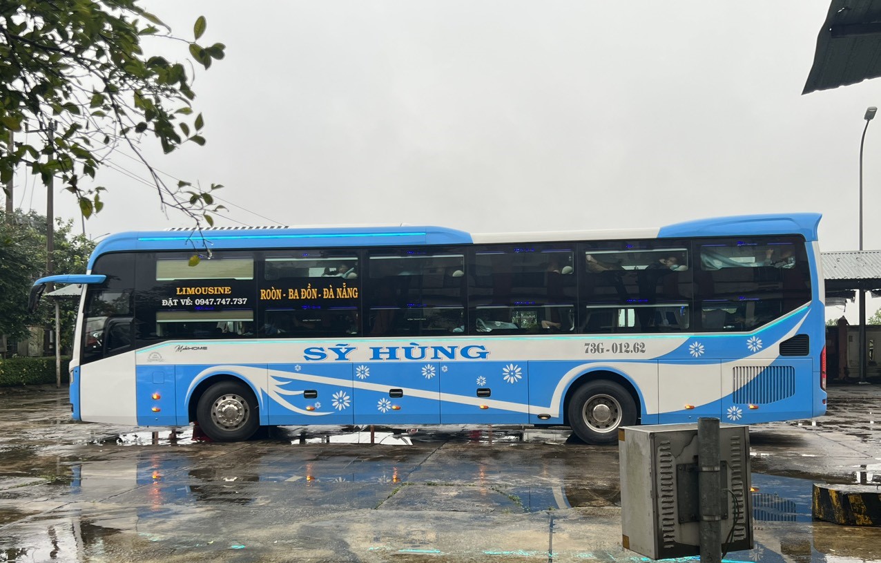Phát hiện xe ô tô khách 26 chỗ chở 41 người trên quốc lộ 1 qua Quảng Trị - Ảnh 1.