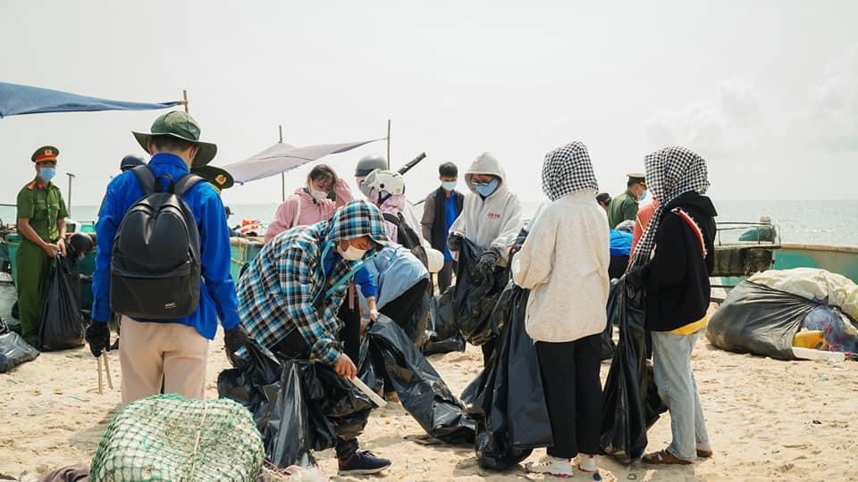 Học sinh, thanh niên, ngư dân và hoa hậu H'Hen Niê cùng dọn rác làm sạch bãi biển - Ảnh 1.