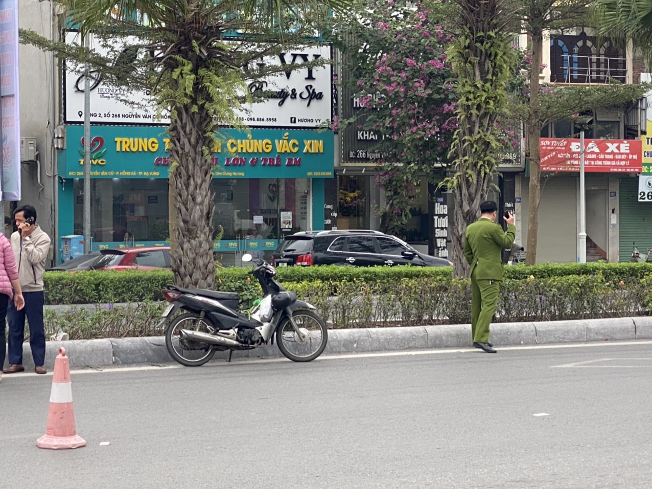 Nghi tự ngã ra đường, người đàn ông tử vong trong tư thế ngồi dựa vào dải phân cách cứng - Ảnh 2.