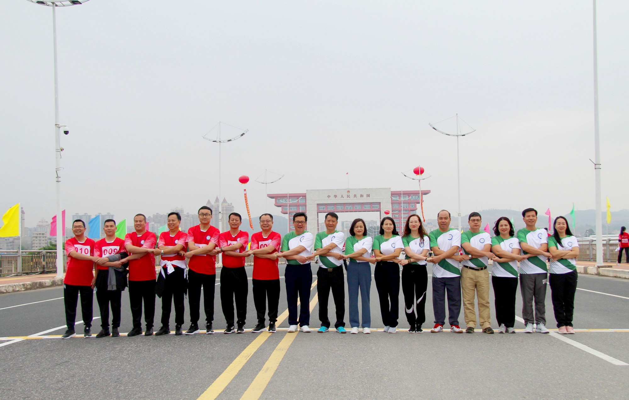 Sôi động giải chạy xuyên biên giới Việt-Trung lần đầu được tổ chức ở Quảng Ninh - Ảnh 2.
