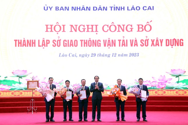 Lào Cai: Công bố quyết định thành lập Sở Giao thông vận tải và Sở Xây dựng - Ảnh 2.