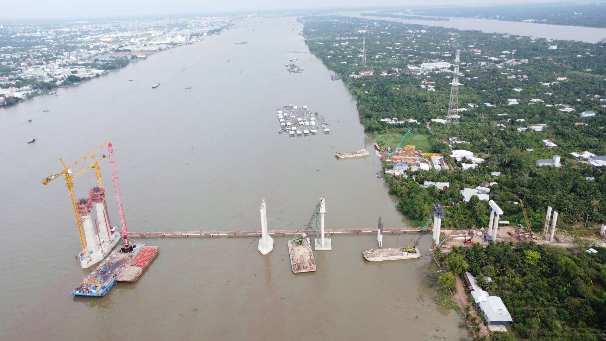 Ngày Tết hối hả trên công trường cầu 5.200 tỷ đồng nối Tiền Giang với Bến Tre- Ảnh 5.