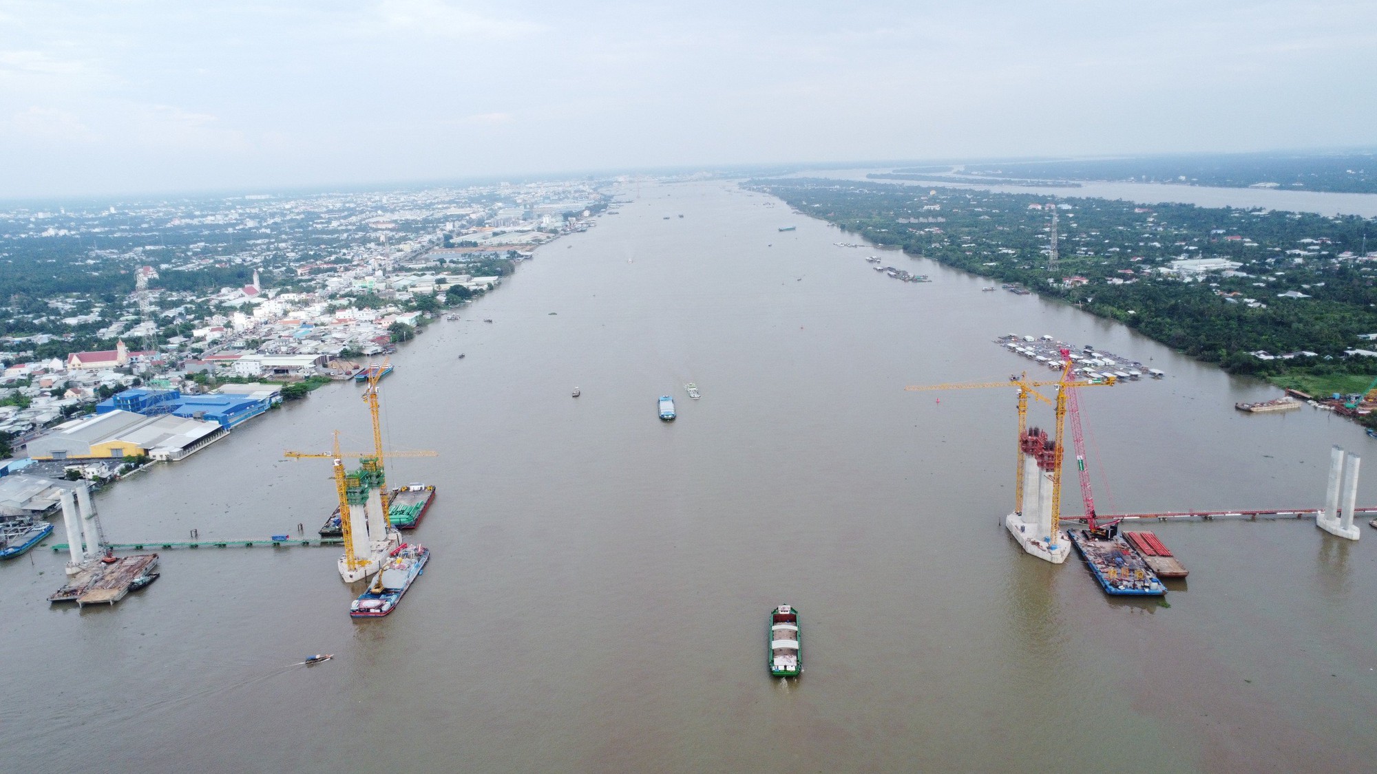 Ngày Tết hối hả trên công trường cầu 5.200 tỷ đồng nối Tiền Giang với Bến Tre- Ảnh 1.