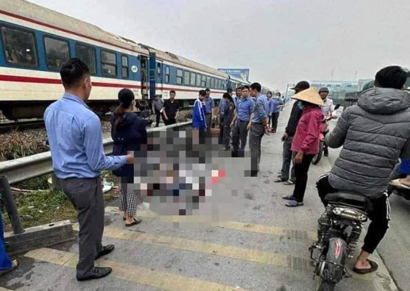 Hiện trường vụ va chạm với tàu hỏa khiến người đàn ông 50 tuổi tử vong.