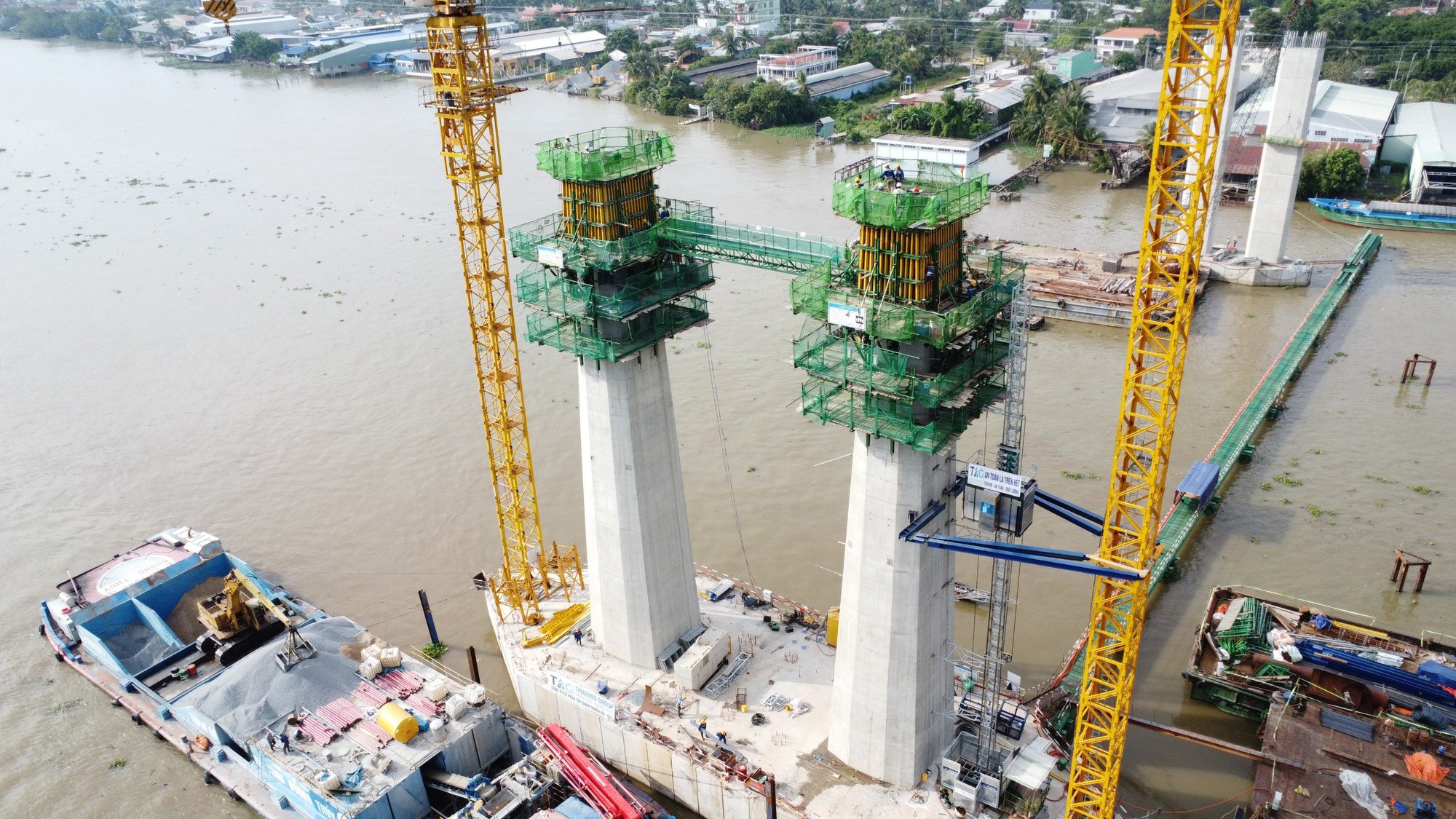 Ngày Tết hối hả trên công trường cầu 5.200 tỷ đồng nối Tiền Giang với Bến Tre- Ảnh 6.