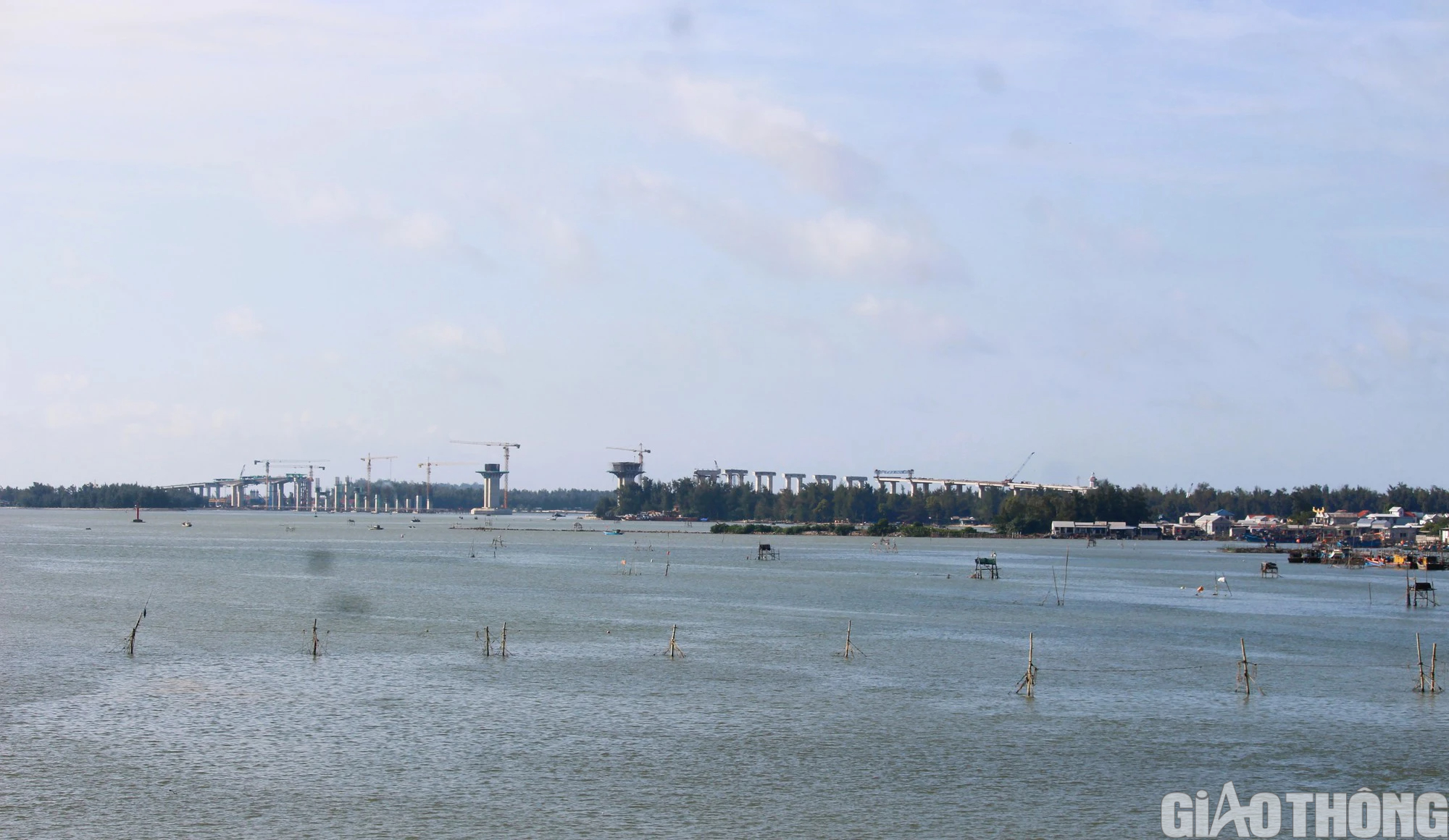 Cầu dài 2,3km ở cửa biển Thuận An ra sao sau 22 tháng khởi công?- Ảnh 1.