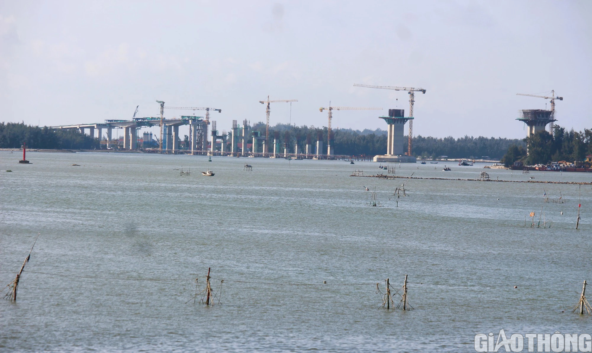 Cầu dài 2,3km ở cửa biển Thuận An ra sao sau 22 tháng khởi công?- Ảnh 3.
