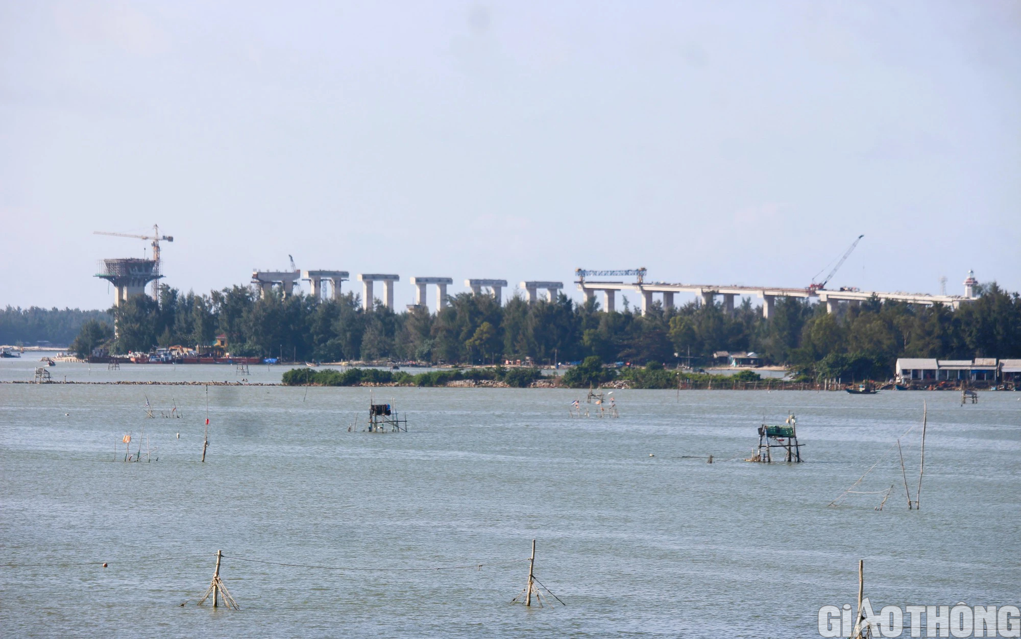 Cầu dài 2,3km ở cửa biển Thuận An ra sao sau 22 tháng khởi công?- Ảnh 6.