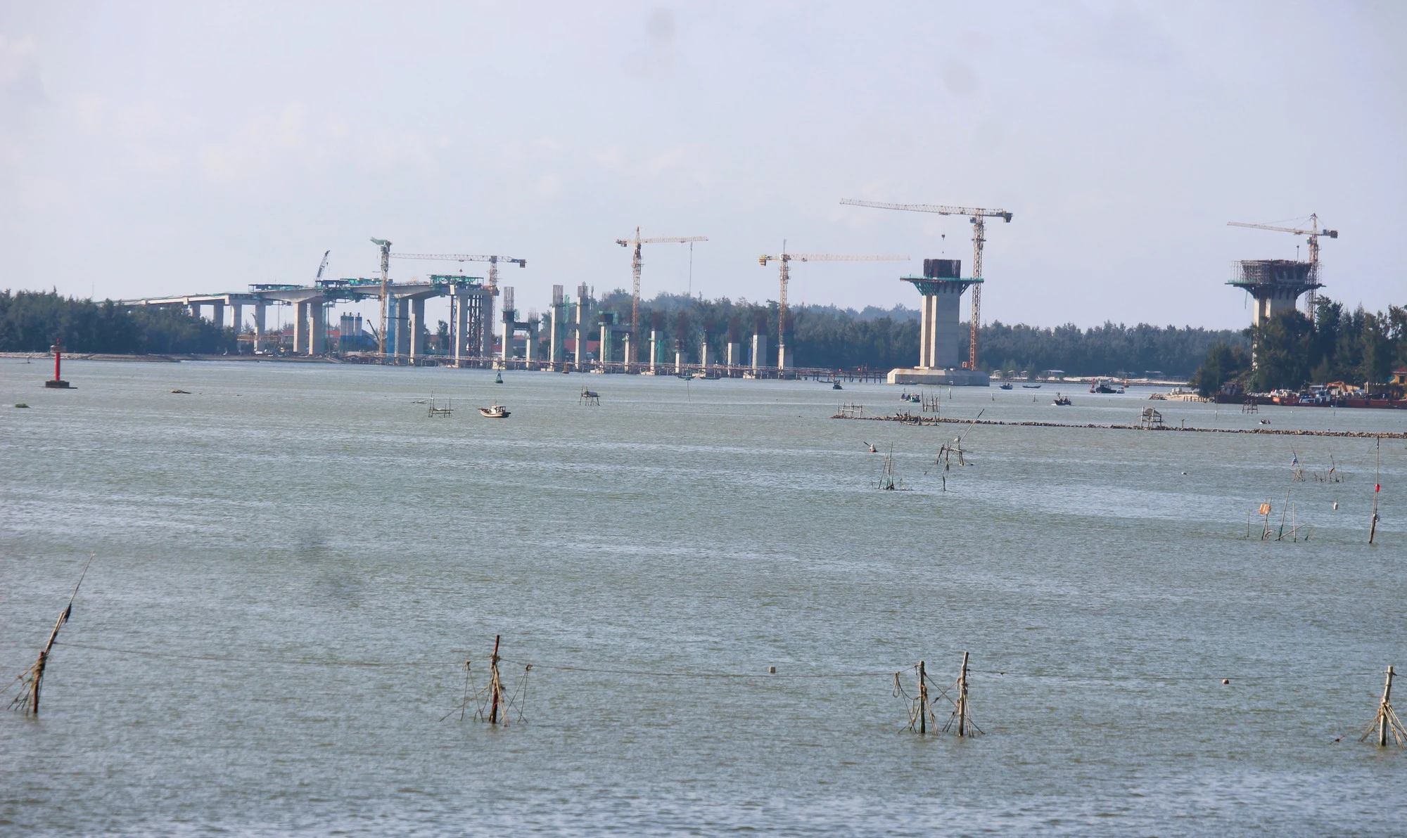 Cầu dài 2,3km ở cửa biển Thuận An ra sao sau 22 tháng khởi công?- Ảnh 5.