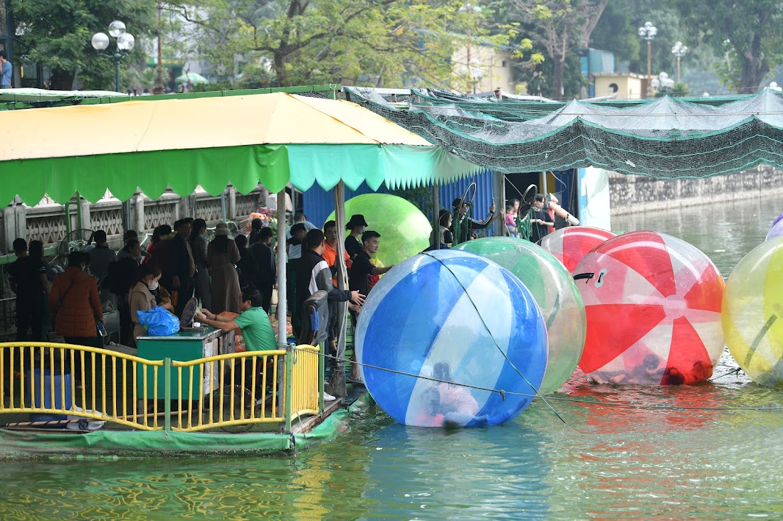 Người dân dựng lều, trải bạt, đổ xô về các công viên ở Hà Nội dịp nghỉ tết - Ảnh 8.