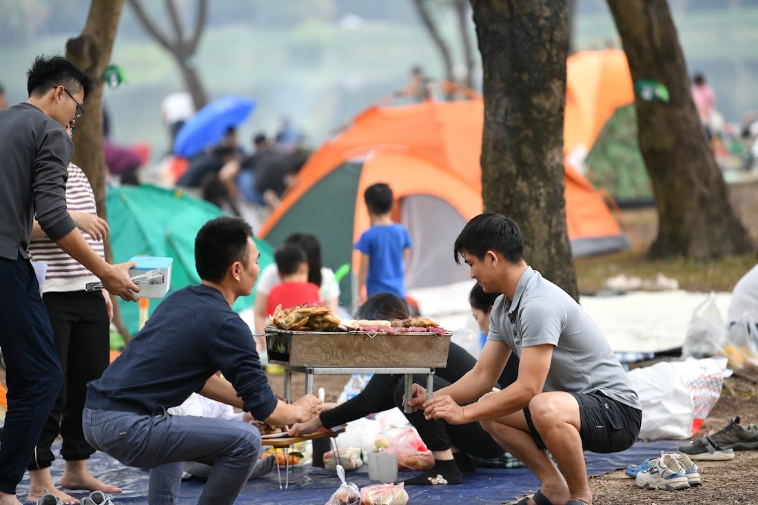 Người dân dựng lều, trải bạt, đổ xô về các công viên ở Hà Nội dịp nghỉ tết - Ảnh 10.