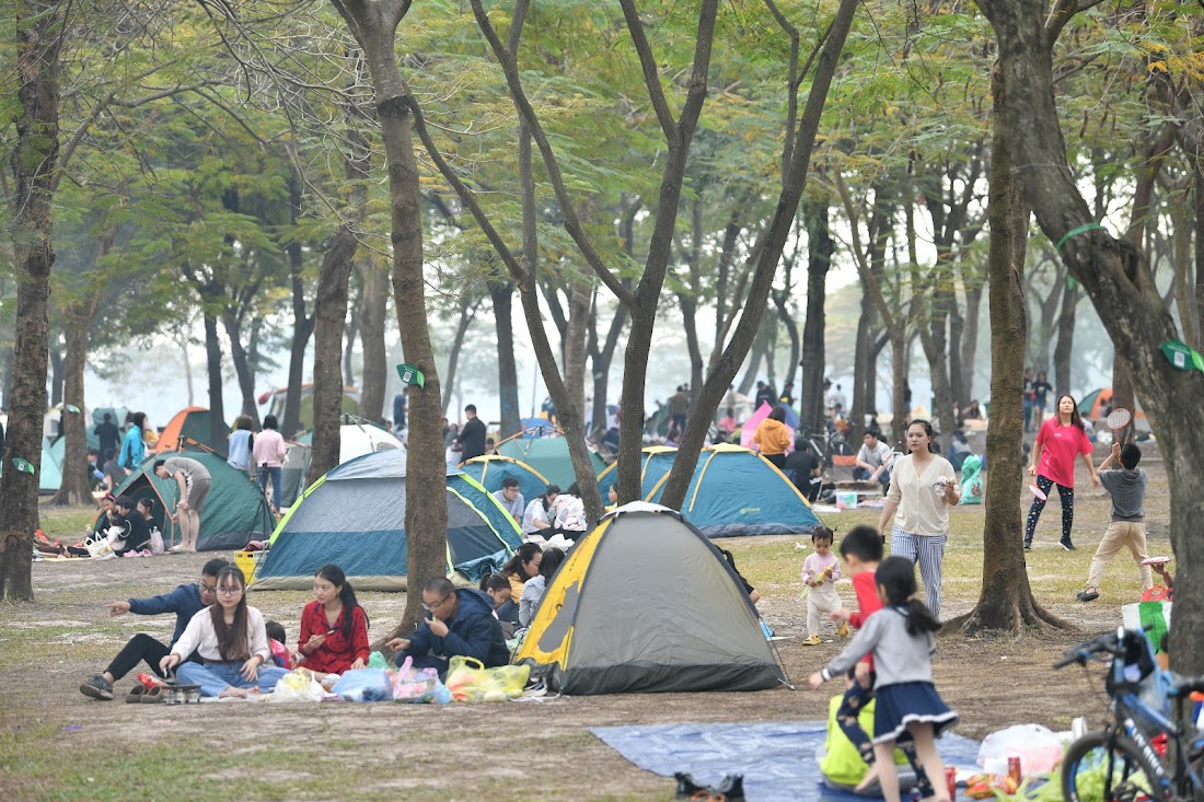 Người dân dựng lều, trải bạt, đổ xô về các công viên ở Hà Nội dịp nghỉ tết - Ảnh 9.