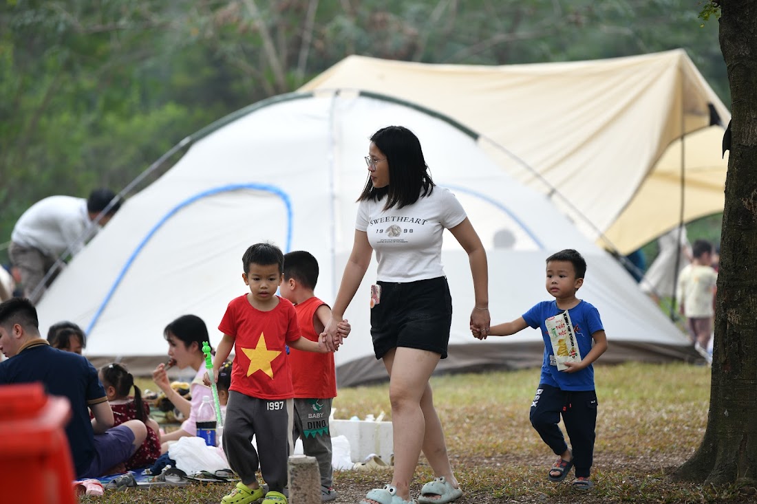 Người dân dựng lều, trải bạt, đổ xô về các công viên ở Hà Nội dịp nghỉ tết - Ảnh 11.