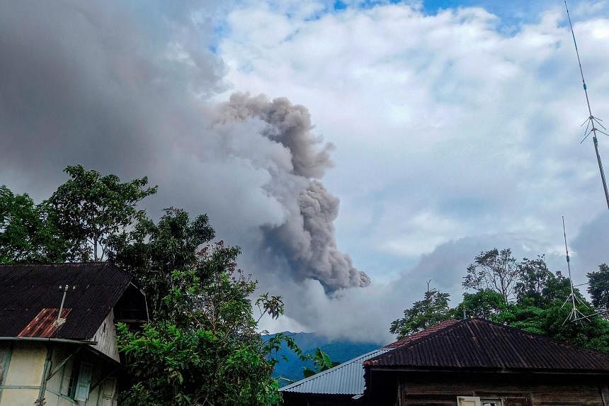 Núi lửa phun trào tại Indonesia, ít nhất 11 người thiệt mạng - Ảnh 1.