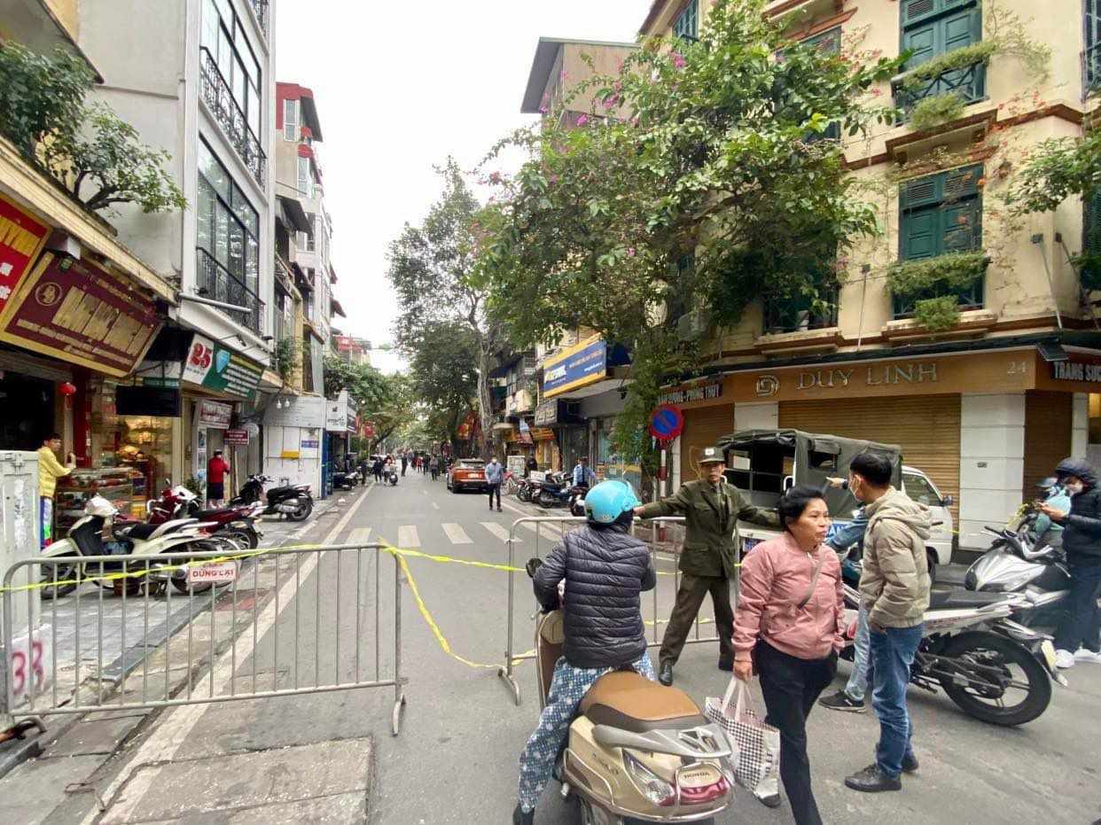Hà Nội: Xe Mercedes tông đổ tường nhà dân trên phố Hàng Bạc  - Ảnh 2.