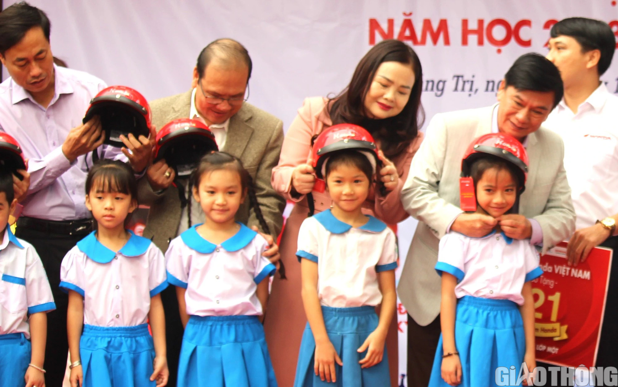 Trao tặng hơn 13.300 mũ bảo hiểm “Giữ trọn ước mơ” cho học sinh ở Quảng Trị - Ảnh 2.