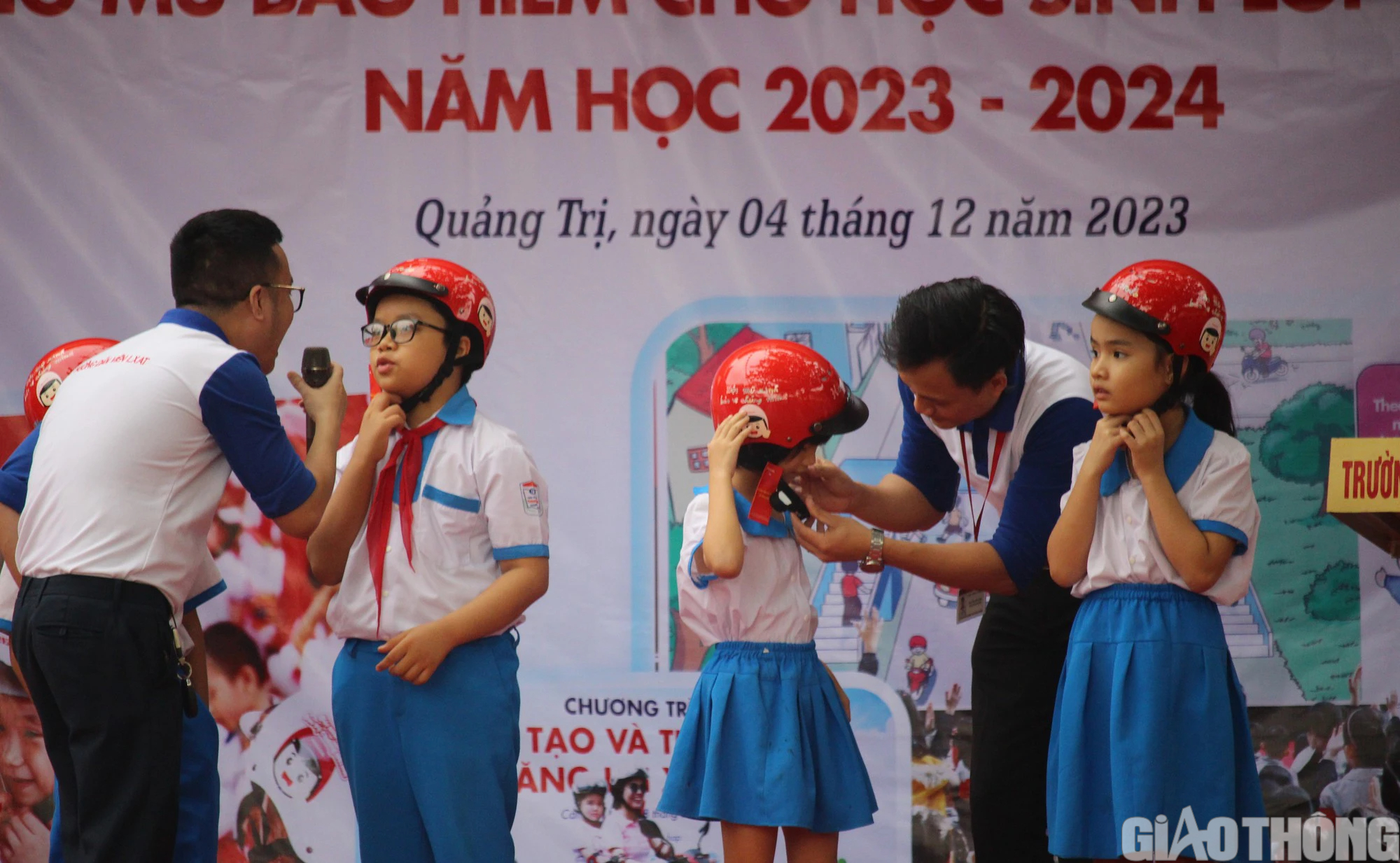 Trao tặng hơn 13.300 mũ bảo hiểm “Giữ trọn ước mơ” cho học sinh ở Quảng Trị - Ảnh 6.