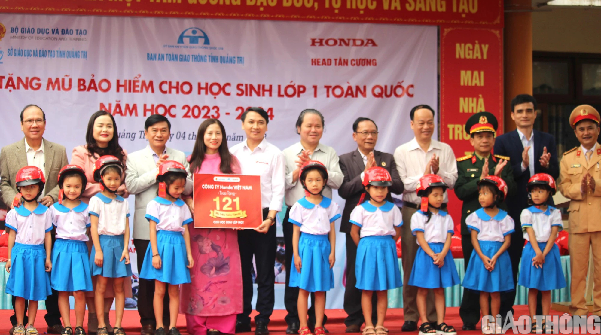 Trao tặng hơn 13.300 mũ bảo hiểm “Giữ trọn ước mơ” cho học sinh ở Quảng Trị - Ảnh 1.