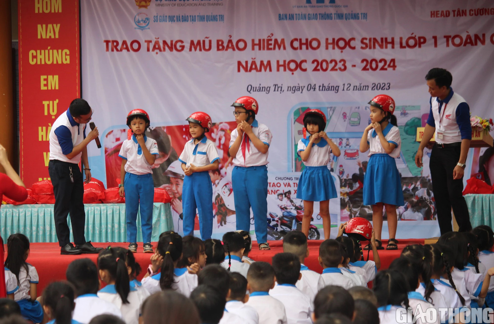 Trao tặng hơn 13.300 mũ bảo hiểm “Giữ trọn ước mơ” cho học sinh ở Quảng Trị - Ảnh 5.