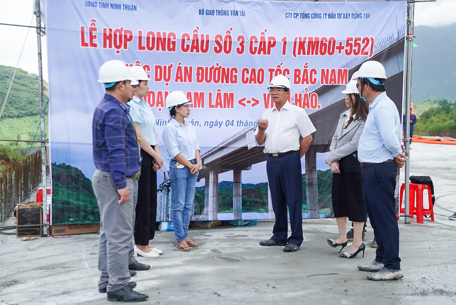 Hợp long cầu cao hơn 47m, nối thông toàn dự án cao tốc Cam Lâm - Vĩnh Hảo - Ảnh 4.
