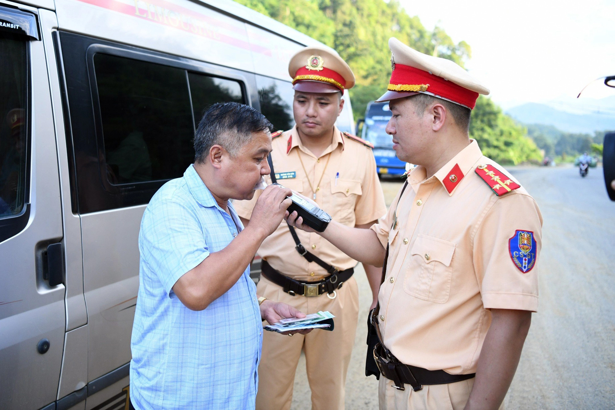 Ngăn “ma men” lái xe không chỉ có xử phạt  - Ảnh 1.