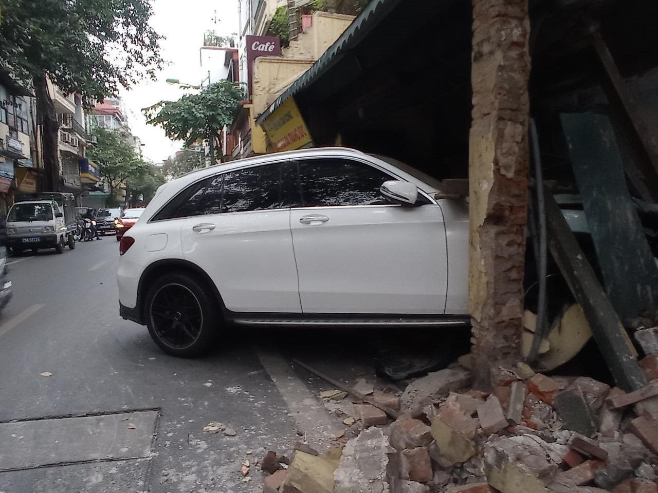 Hà Nội: Xe Mercedes tông đổ tường nhà dân trên phố Hàng Bạc  - Ảnh 1.