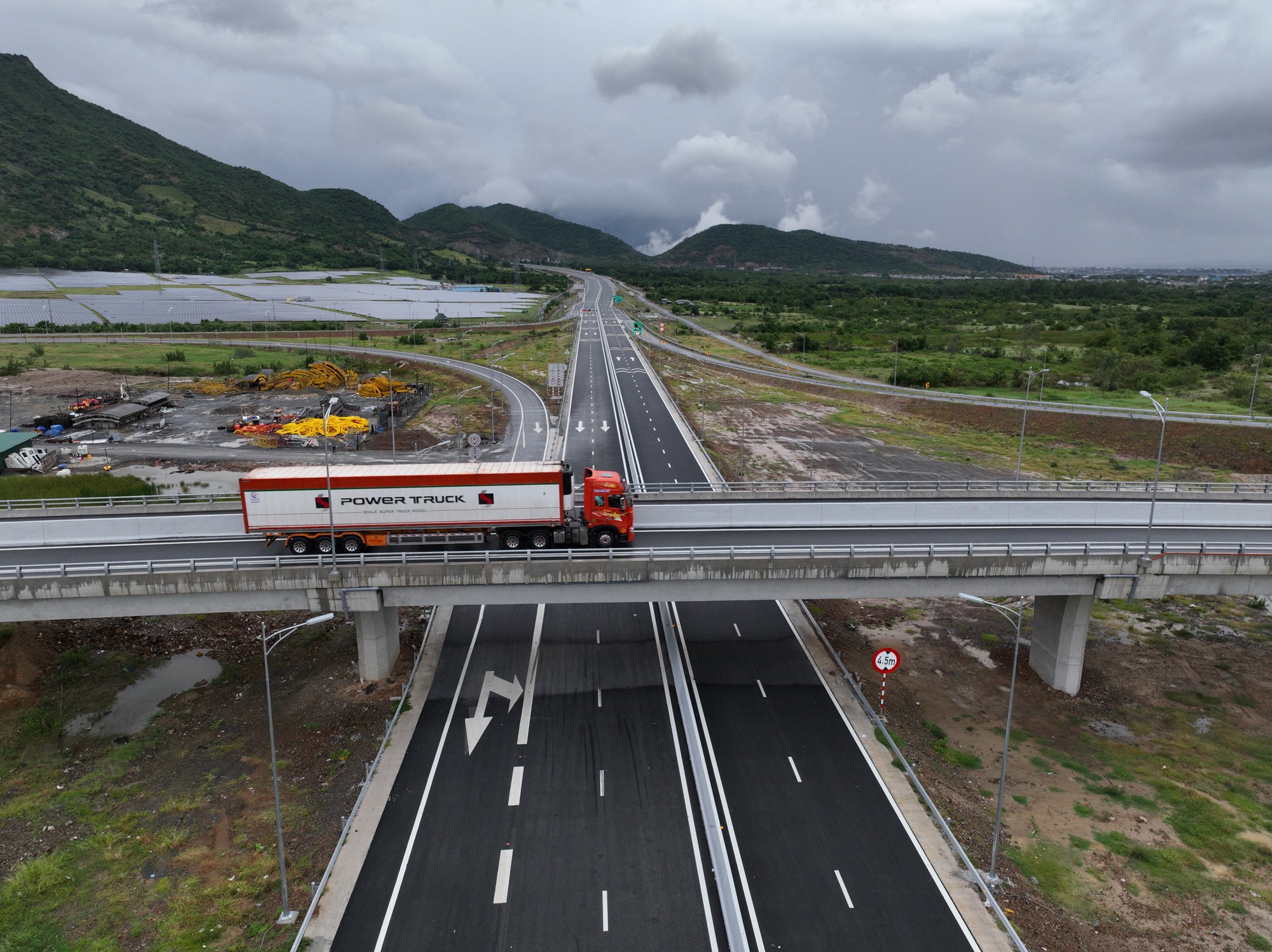 Hợp long cầu cao hơn 47m, nối thông toàn dự án cao tốc Cam Lâm - Vĩnh Hảo - Ảnh 5.