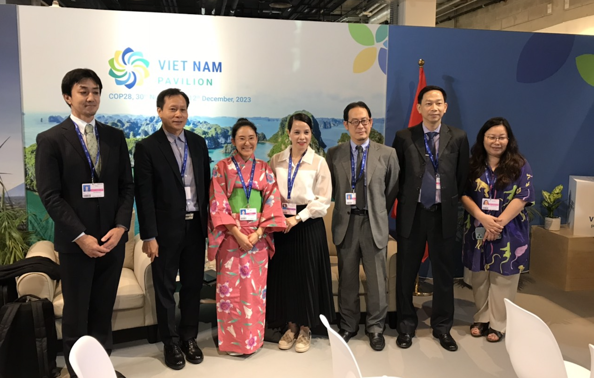 Việt Nam chia sẻ kinh nghiệm chuyển đổi sử dụng xe điện tại COP28 - Ảnh 1.