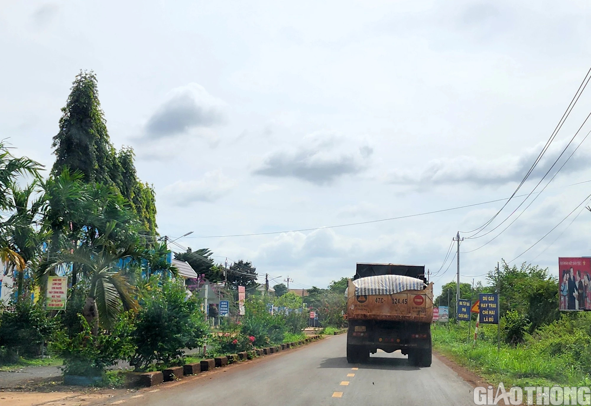 Đắk Lắk: Doanh nghiệp Nhân Phát rầm rộ khai thác, tập kết đất trái phép - Ảnh 5.