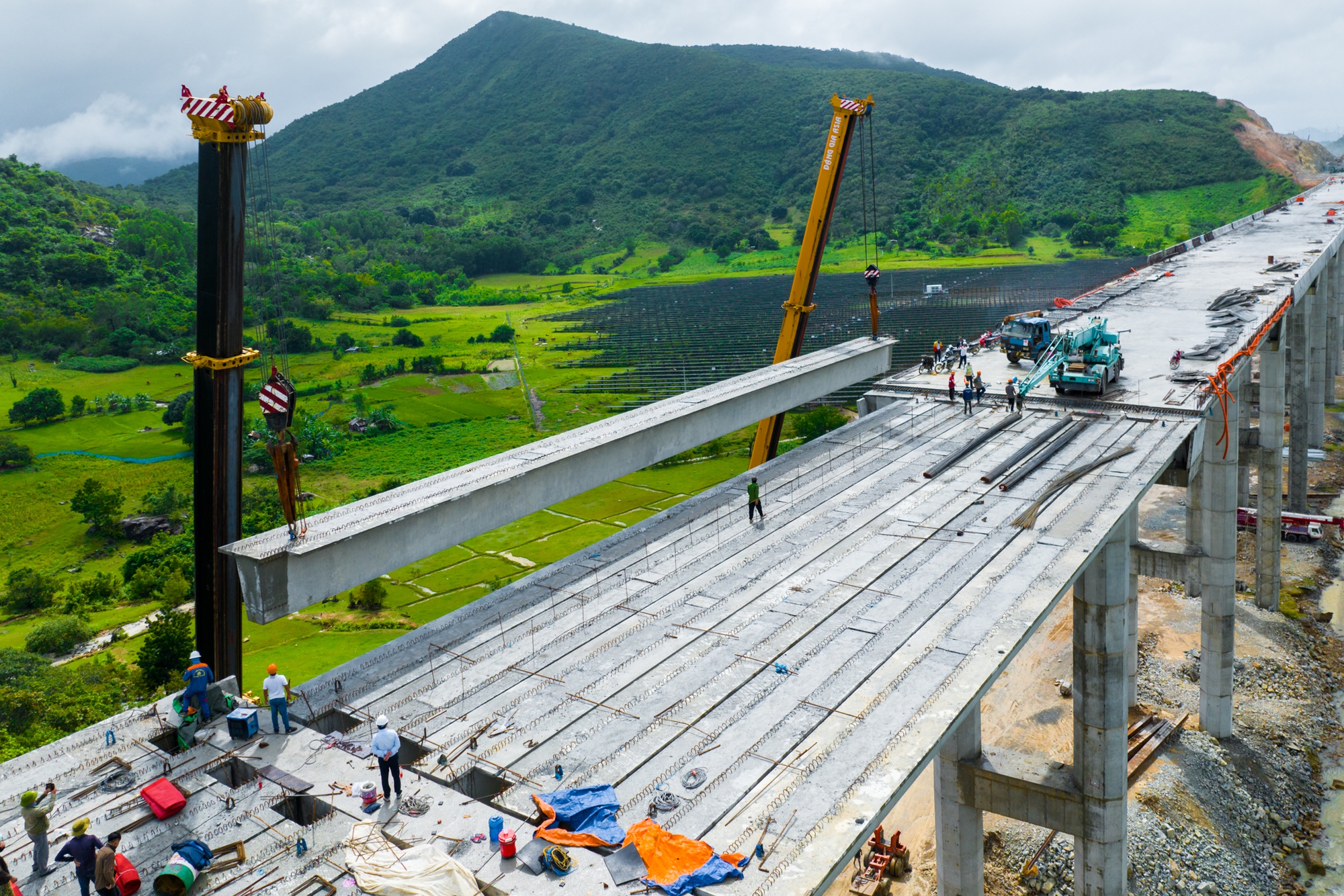 Cận cảnh cây cầu cao nhất trên tuyến cao tốc Bắc - Nam phía Đông vừa hợp long - Ảnh 5.