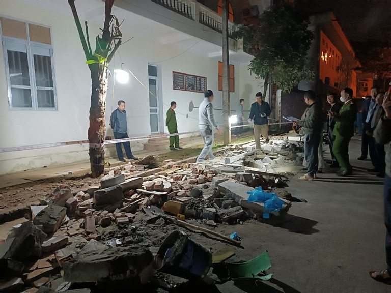Sập tường bao trường tiểu học khiến 4 người thương vong ở Hà Giang - Ảnh 1.