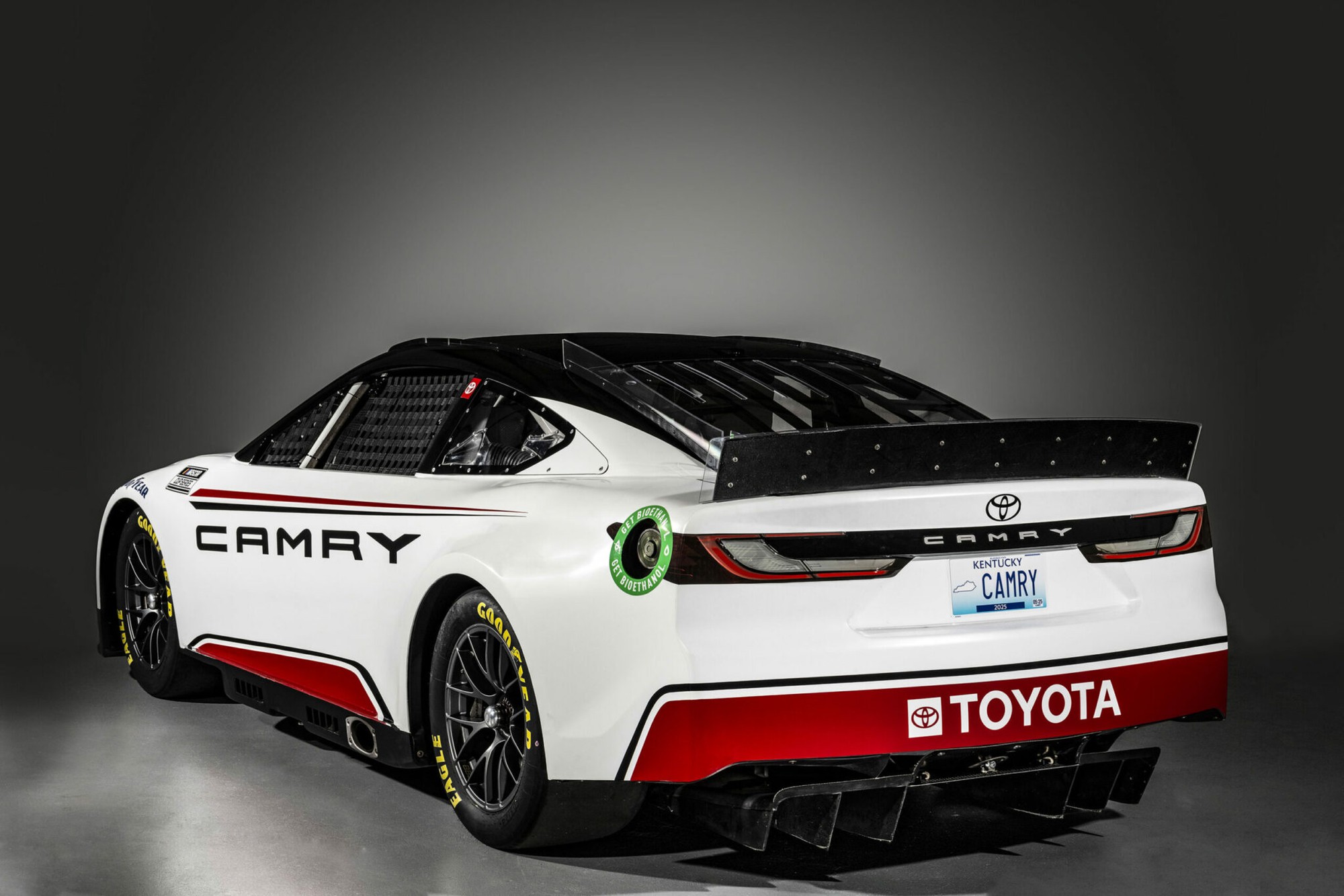 Toyota Camry phiên bản xe đua chính thức ra mắt