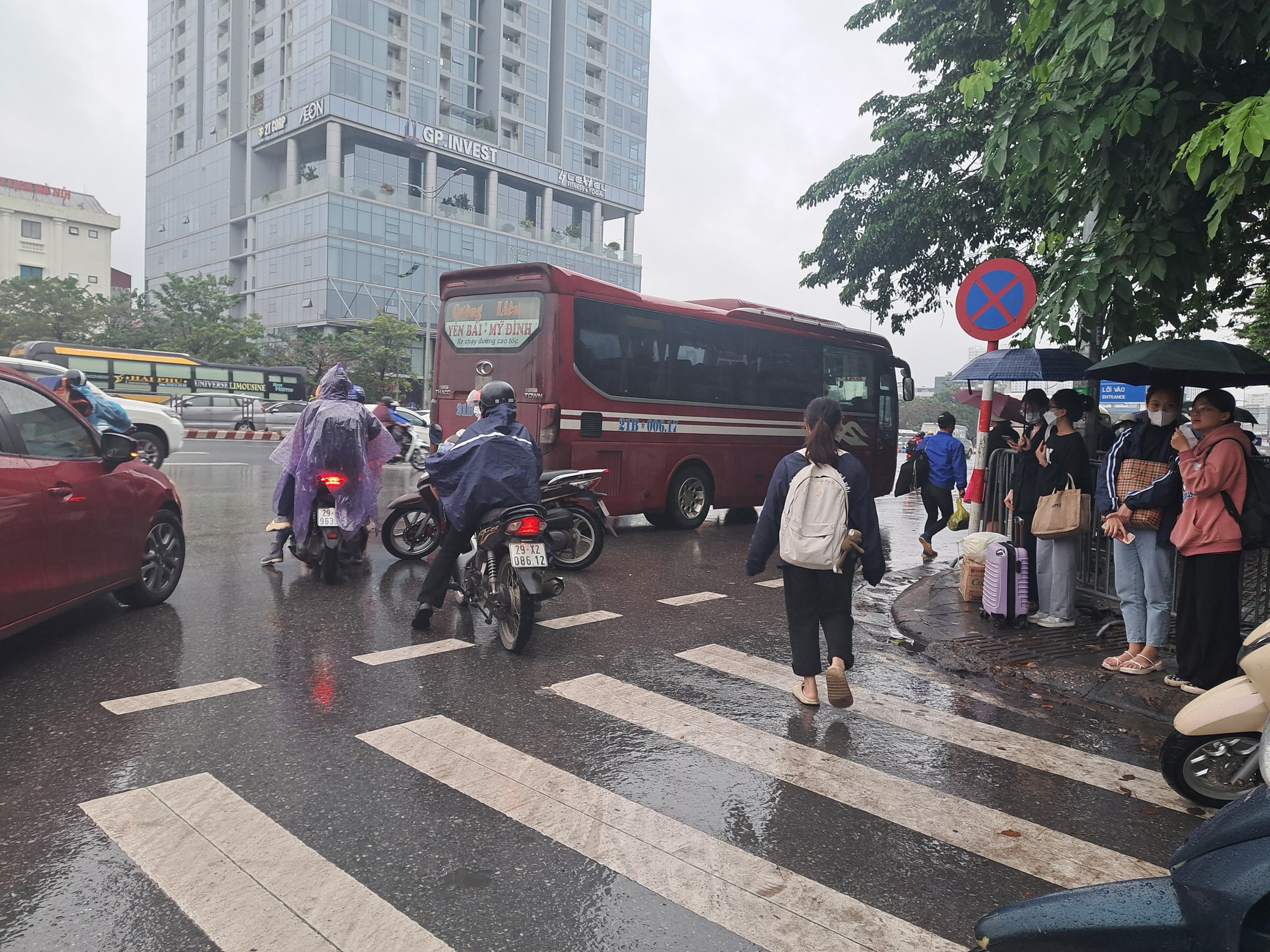 Nhức nhối xe khách vô tư lập &quot;bến cóc&quot; trên đường Phạm Văn Đồng - Ảnh 1.
