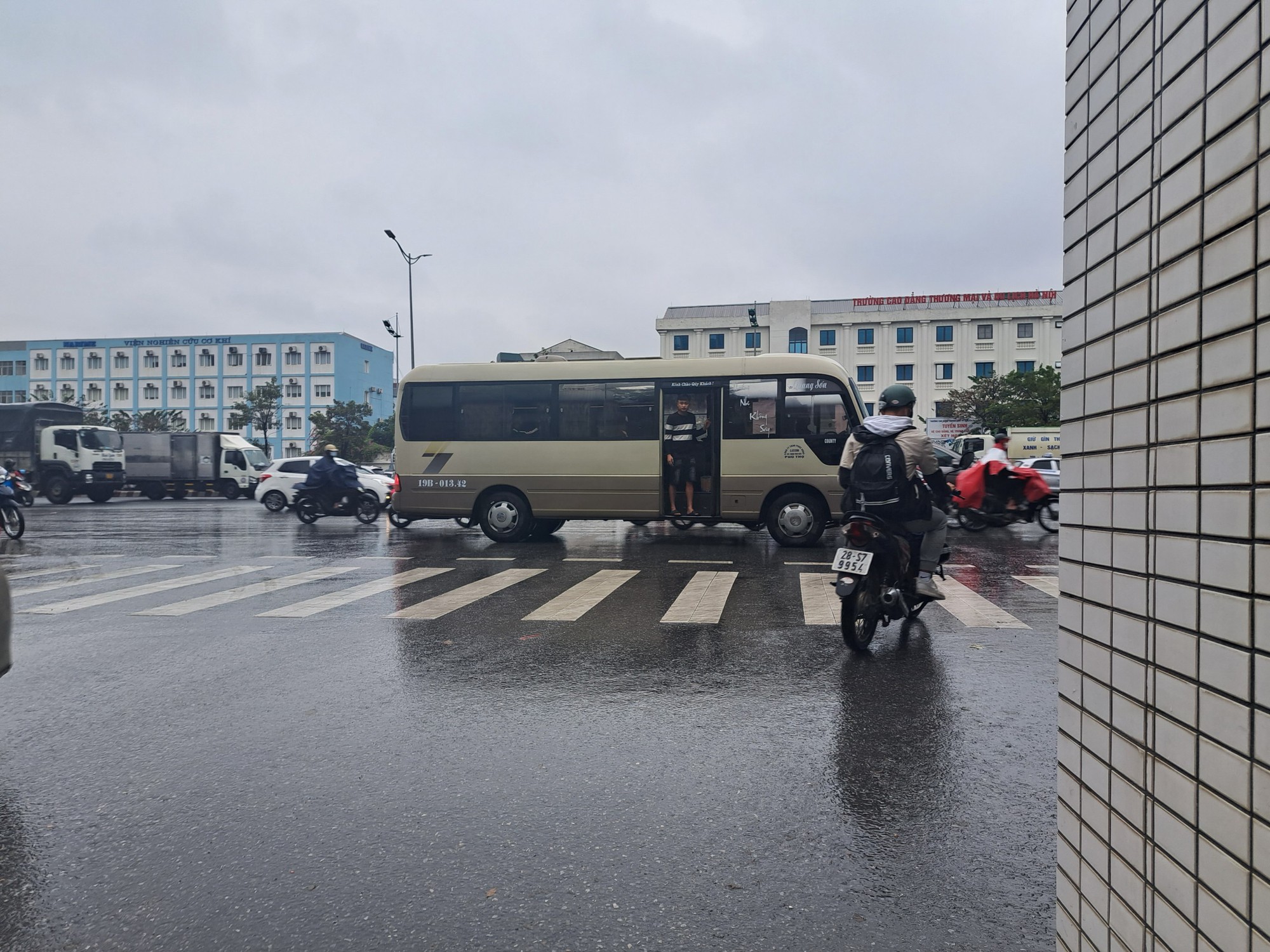 Nhức nhối xe khách vô tư lập &quot;bến cóc&quot; trên đường Phạm Văn Đồng - Ảnh 3.