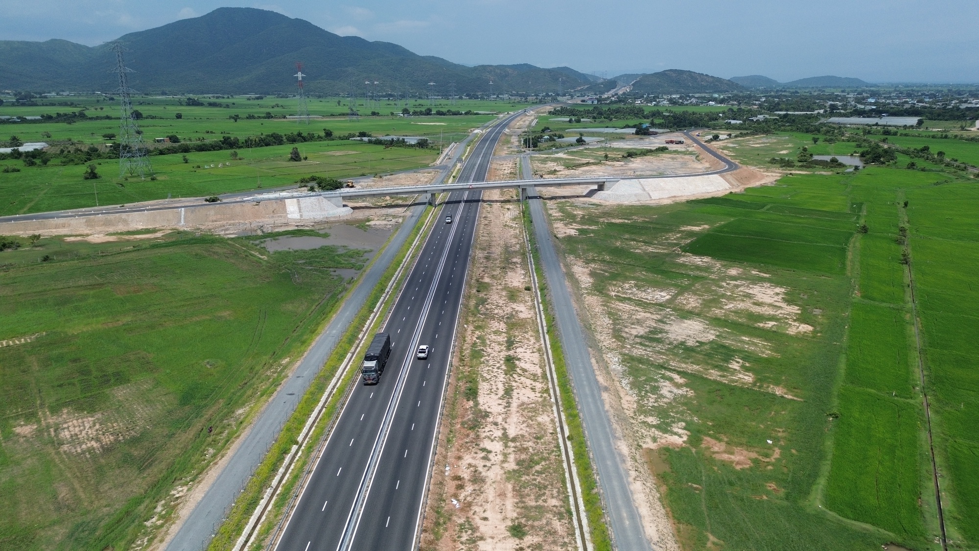 Năm 2023, thông xe hai tuyến cao tốc du lịch Bình Thuận &quot;cất cánh&quot; mạnh mẽ - Ảnh 3.