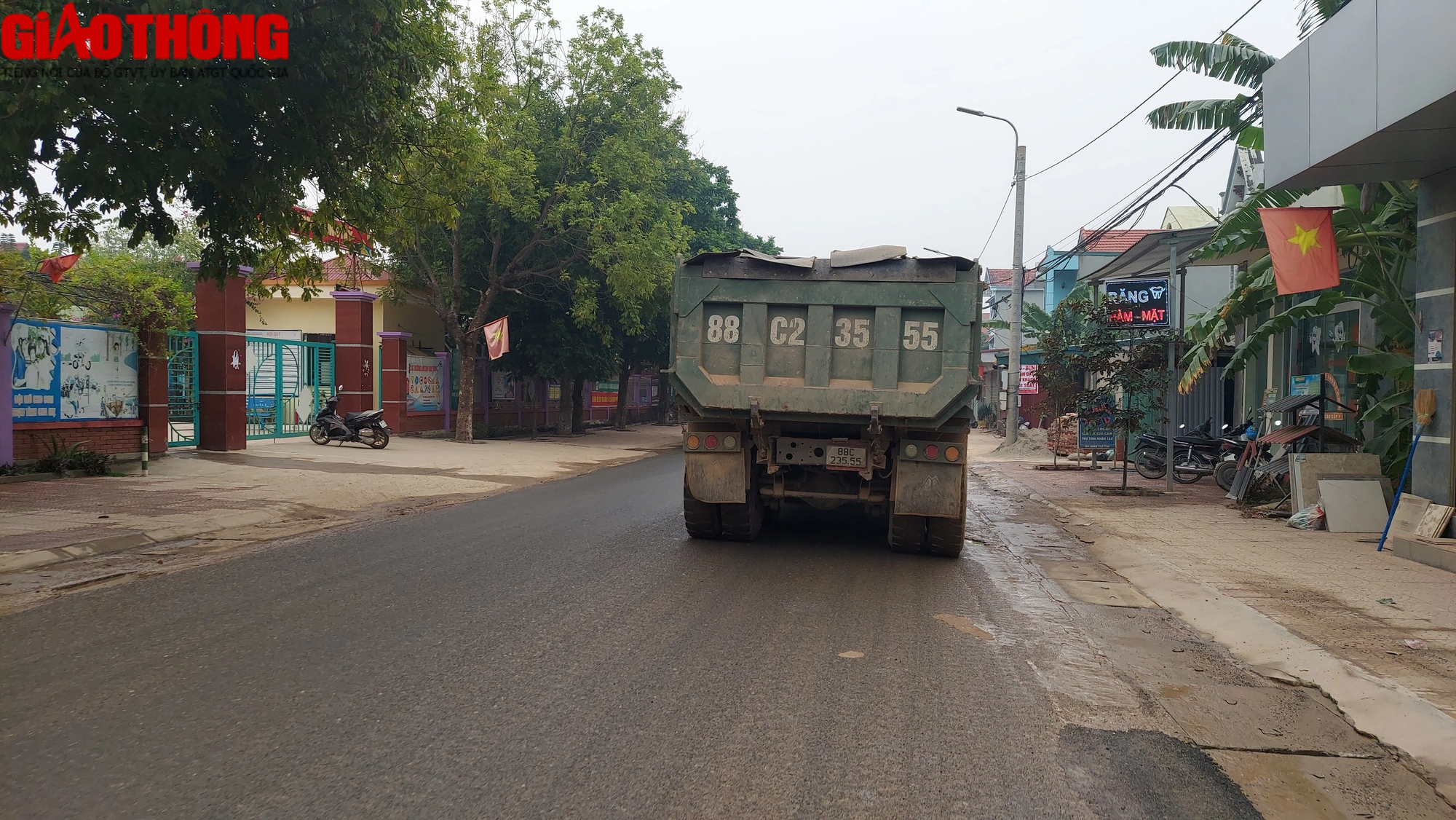 Vĩnh Phúc: Dân khốn khổ vì xe tải chở đất - Ảnh 2.