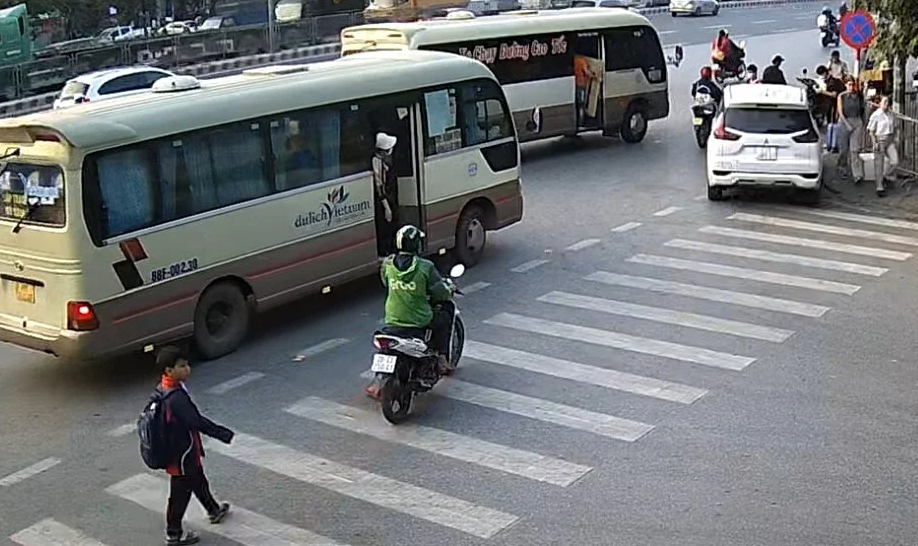 Nhức nhối xe khách vô tư lập &quot;bến cóc&quot; trên đường Phạm Văn Đồng - Ảnh 6.
