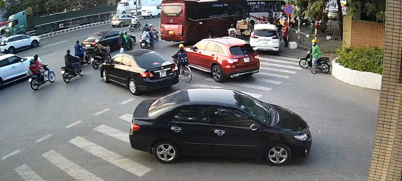 Nhức nhối xe khách vô tư lập &quot;bến cóc&quot; trên đường Phạm Văn Đồng - Ảnh 9.