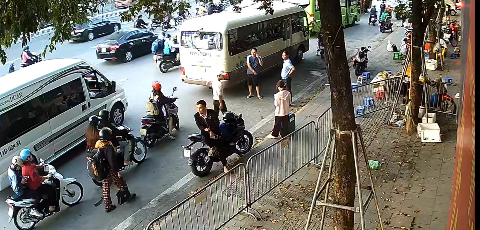 Nhức nhối xe khách vô tư lập &quot;bến cóc&quot; trên đường Phạm Văn Đồng - Ảnh 7.